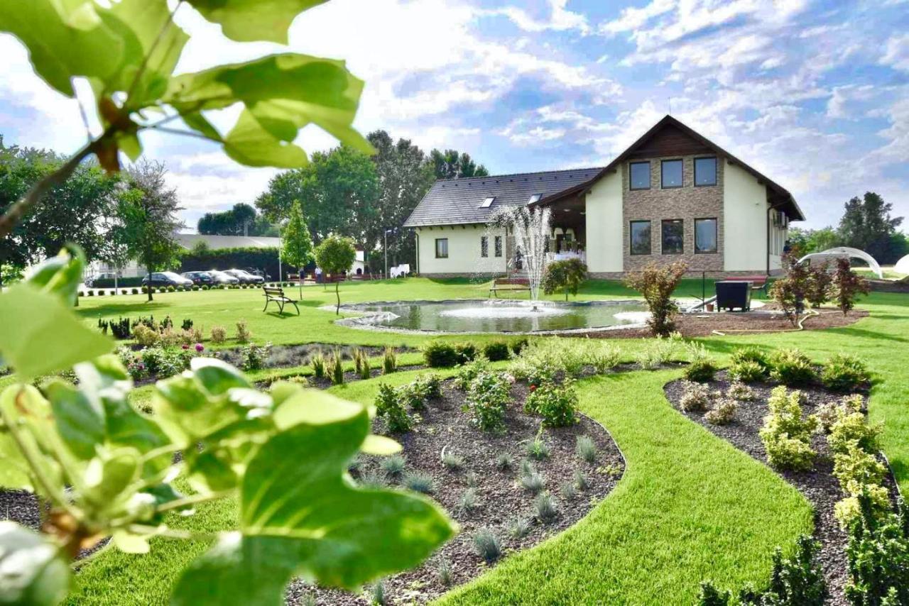 Auróra Rendezvényterem&Szállás Jászapáti Exterior foto